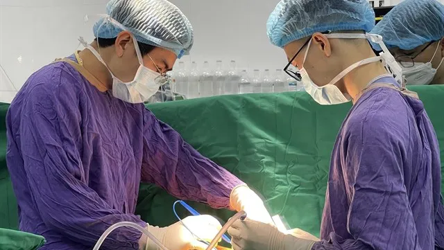 Vietnamese doctors successfully perform first heart-kidney transplant