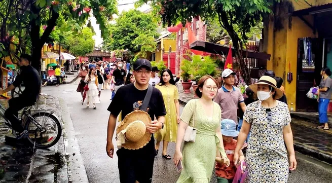 Easing visa rules a lever to woo more foreign tourists: Insiders