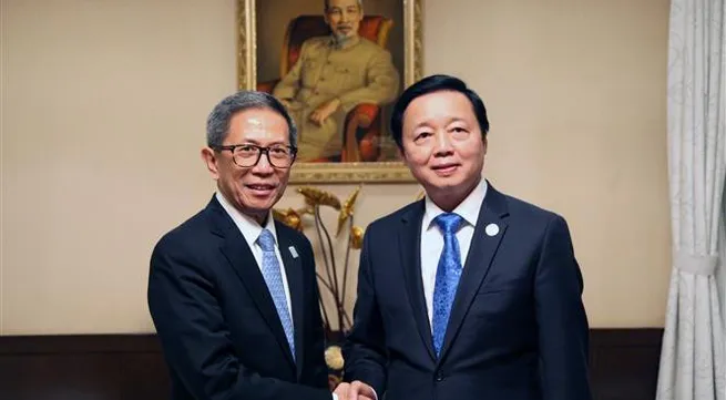 Deputy PM meets Philippine Secretary of Energy in Tokyo