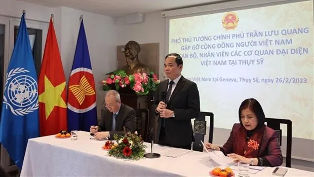 Deputy PM meets Vietnamese expats in Switzerland