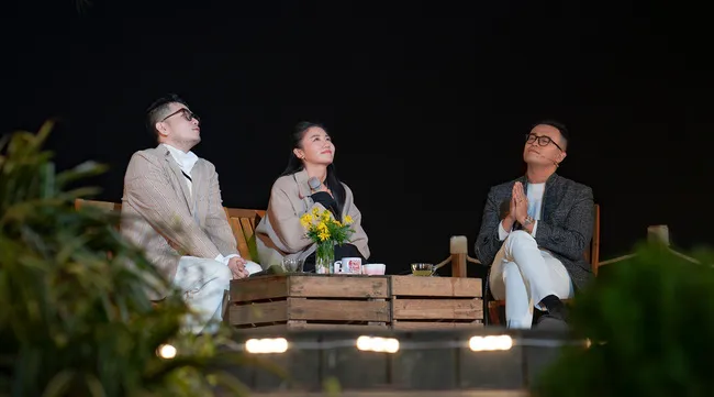 Singing and Floating on VTV3