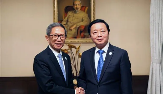 Deputy PM meets Philippine Secretary of Energy in Tokyo