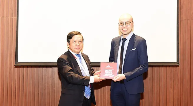 Deputy Minister Doan Van Viet presents a commemorative gift to the representative of Traveloka Compa