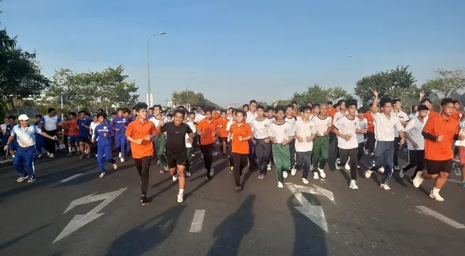 Vinh Long: Over 1,500 people join Olympic Run Day for Public Health