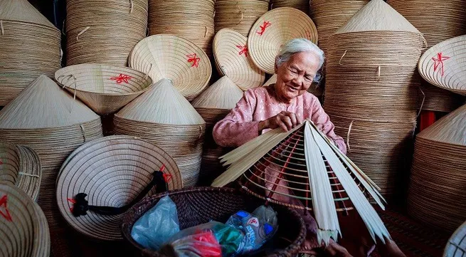 Thua Thien Hue moves to preserve the craft of conical hat making