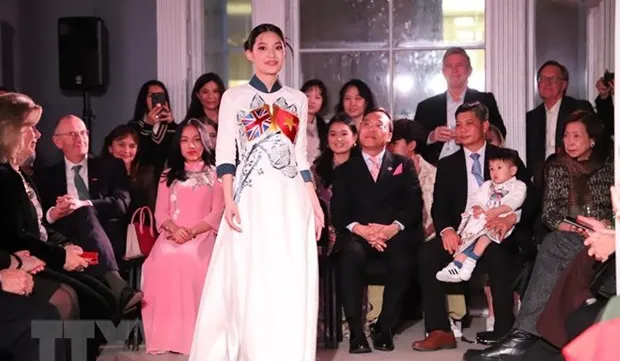 Vietnam’s fashion designs introduced in London