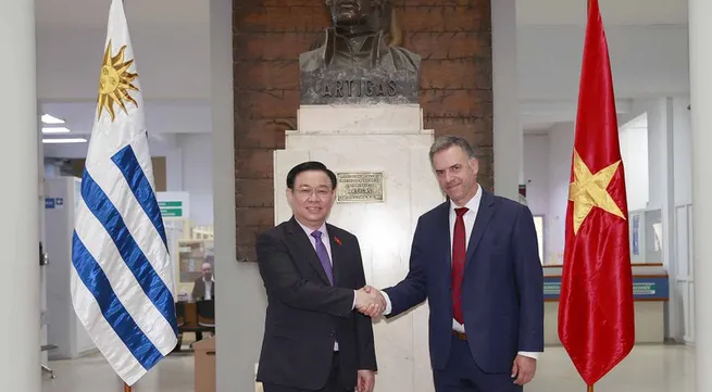 NA Chairman Vuong Dinh Hue receives Uruguay's Canelones governor