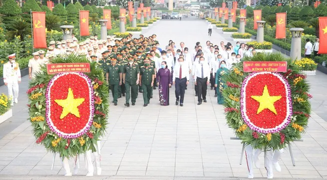 Ho Chi Minh City leaders pay tribute to heroes and fallen soldiers