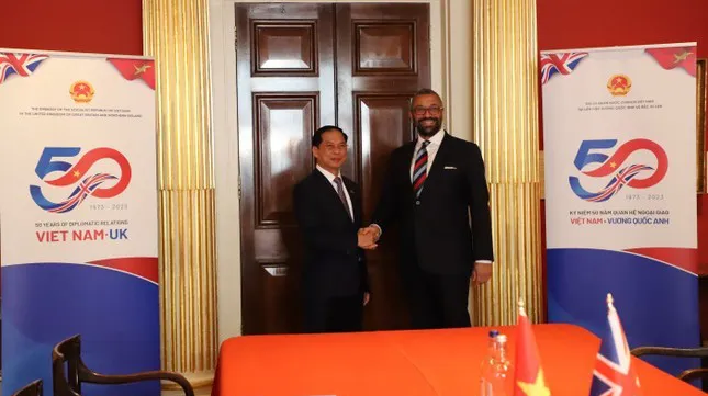 Foreign Minister meets British counterpart