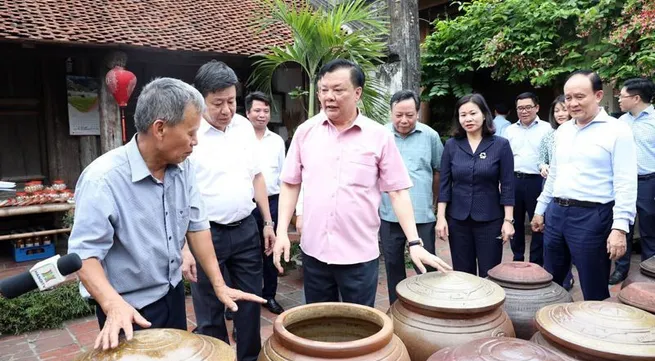 Secretary of Hanoi Party Committee surveys conservation of Duong Lam ancient village