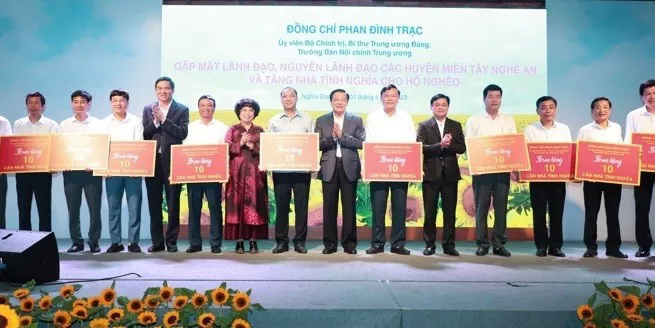 110 social houses presented to needy households in Nghe An