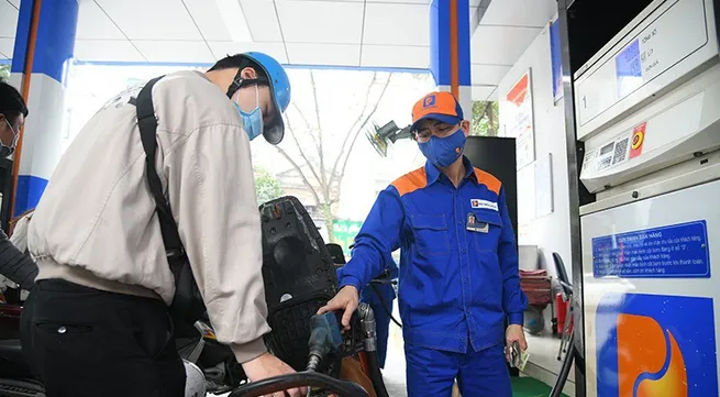 Petrol prices down more than 600 VND per litre