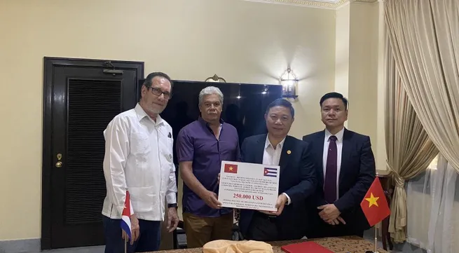 Ho Chi Minh City presents 250,000 USD in aid to help Cuba overcome consequences of Matanzas oil fire