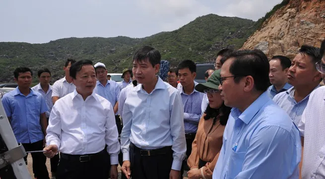 Deputy PM inspects tentative site for Bai Goc deepwater port