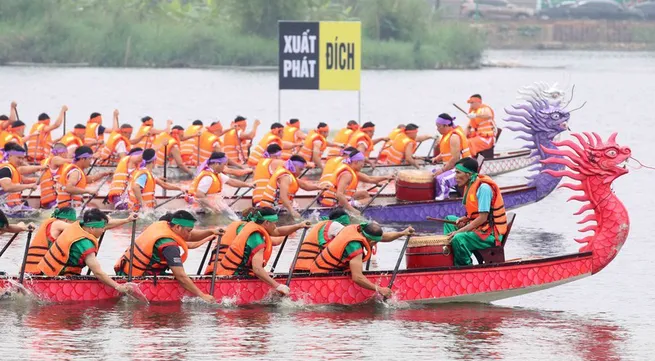 Phu Tho: Exciting traditional boat race at Van Lang Park Lake