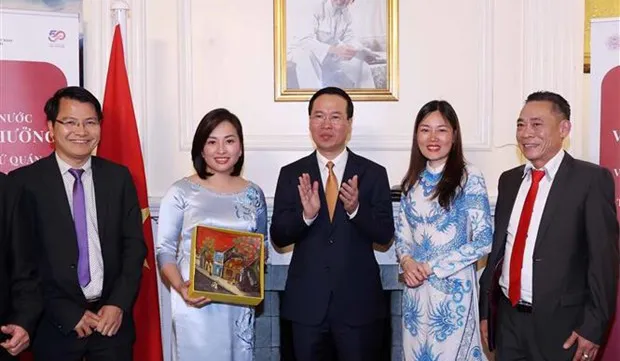 President meets Vietnamese expatriates in UK