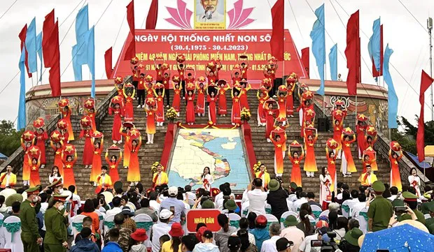 Quang Tri: Flag-raising ceremony marks National Reunification Day