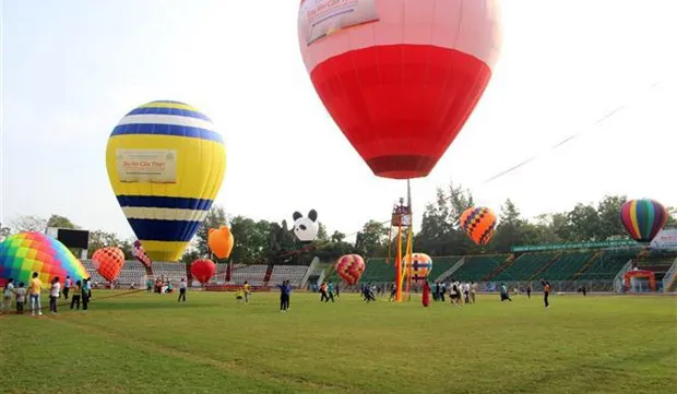 Hot-air balloon festival opens in Can Tho