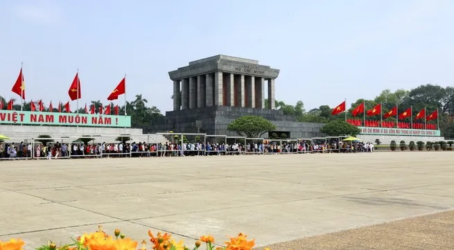 President Ho Chi Minh Mausoleum welcomes over 52,000 visitors during three holiday days