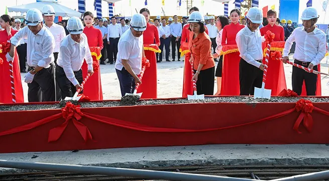 Final segment of Vinh Tuy Bridge connected