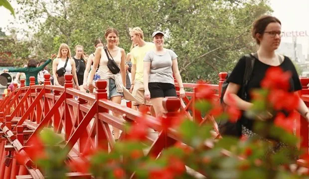 Favourable visa policy urged to draw tourists