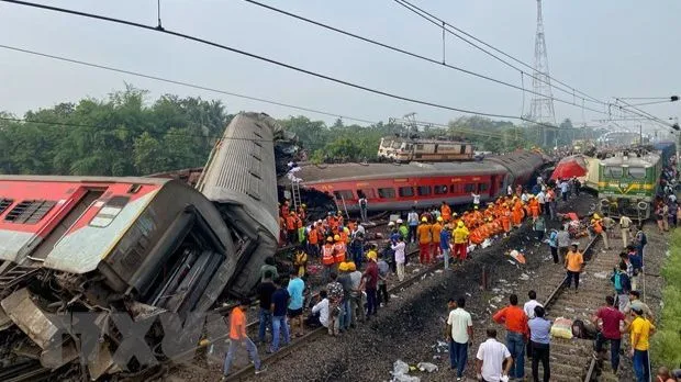 Vietnamese leaders send condolences to India over deadly train crash