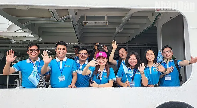 Hundreds of students head for Truong Sa archipelago