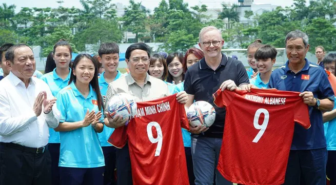 PMs join in exchange with female footballers of Vietnam, Australia