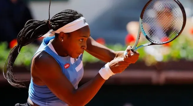 Roland Garros: Swiatek serves up double bagel as Gauff advance