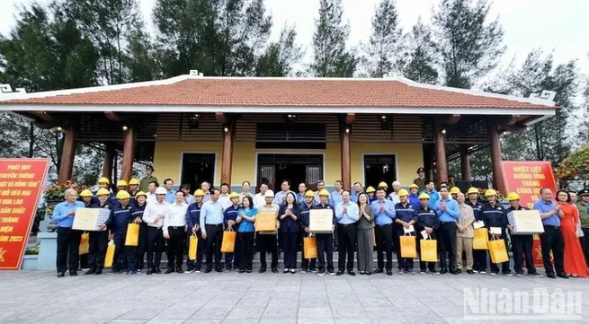 Vice President visits workers in coal industry in Quang Ninh