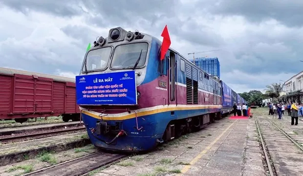 Train carrying exports to China from southern Binh Duong province debuts