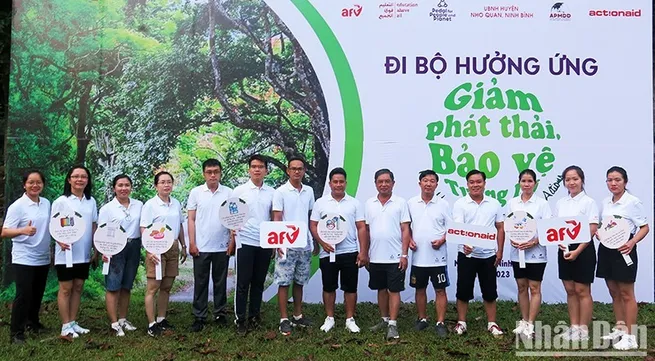 Nearly 1,000 people join walk in response to emission reduction