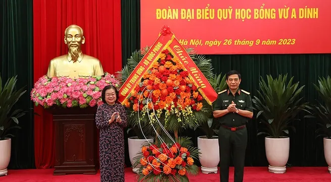 General Phan Van Giang meets representatives of Vu A Dinh scholarship fund