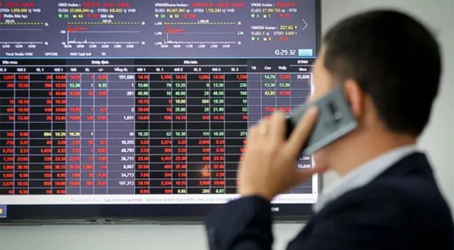 VN-Index plunges to three-week low