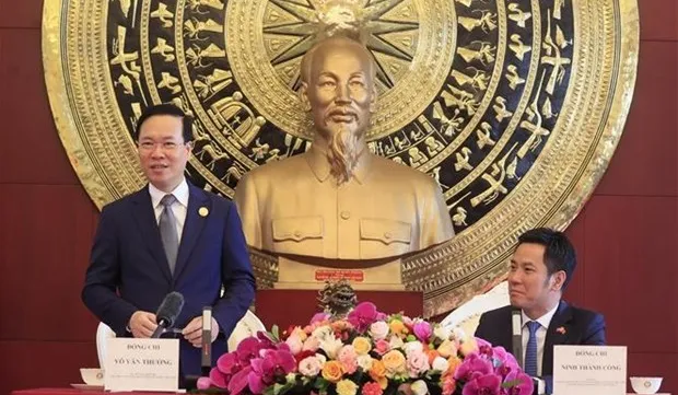 President meets with Vietnamese representative agencies in Beijing