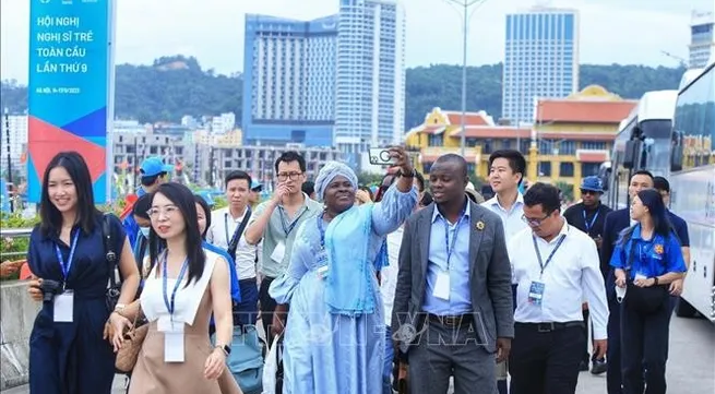 Delegation of Global Conference of Young Parliamentarians visits Ha Long Bay