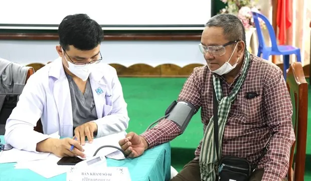 Ho Chi Minh City delegation provides health check-ups for needy people in Cambodia