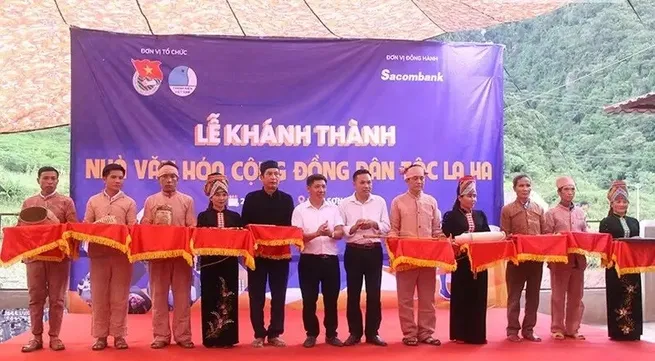 Communal house presented to La Ha ethnic community in Son La Province