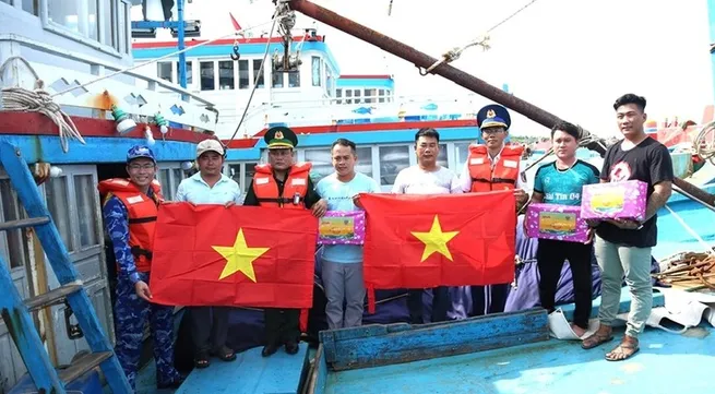 Coast Guard Command present gifts to people in Phu Quy Island District