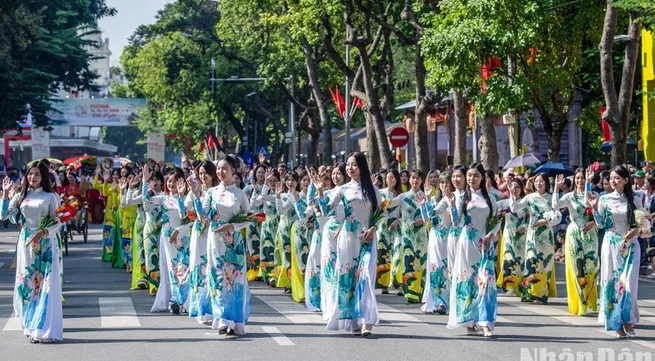 Hanoi Autumn Carnival spices up pedestrian space around Hoan Kiem Lake