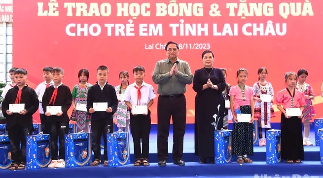 Gifts and scholarships presented to disadvantaged children in Lai Chau