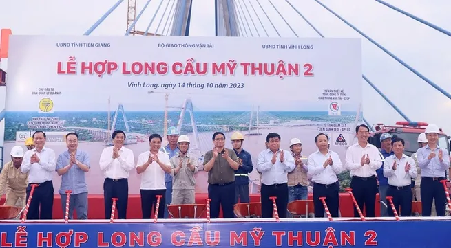 Last sections of My Thuan 2 Bridge joined