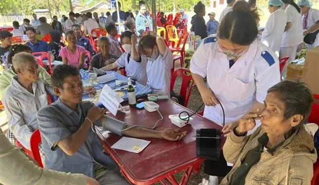 Vietnamese doctors provide free health check-ups for people in Laos