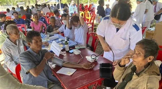 Vietnamese doctors provide free health check-ups for people in Laos