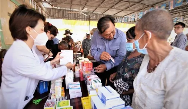 Vietnamese doctors offer free medical check-ups, medicines for people in Cambodia