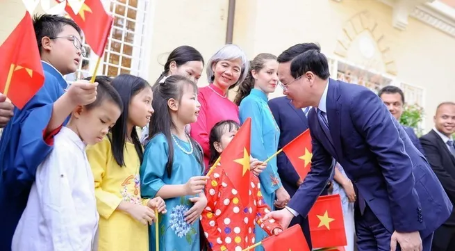 President meets Vietnamese community, foreign friends in Italy