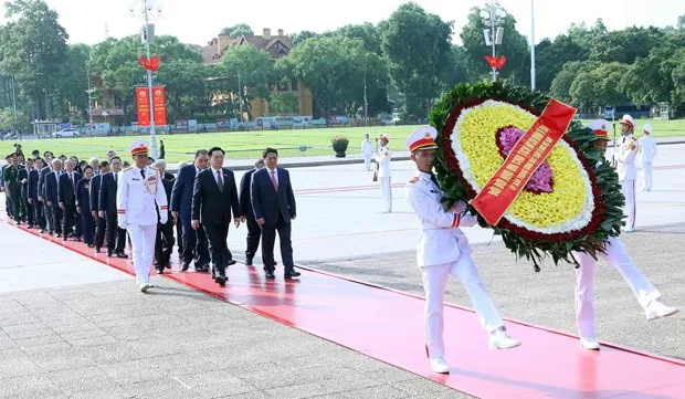 Party, State leaders commemorate war martyrs, President Ho Chi Minh
