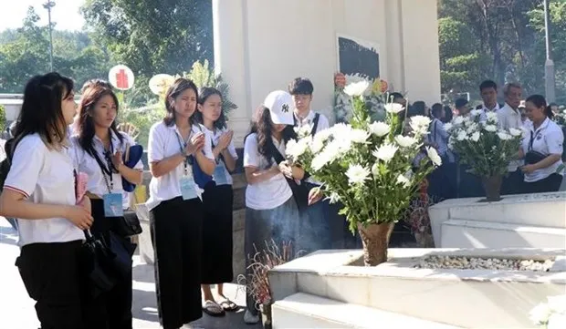 Young OVs pay tribute to heroic martyrs at Dong Loc T-junction