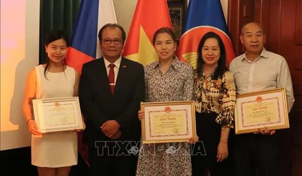 Individuals commended for preserving Vietnamese language in Czech Republic