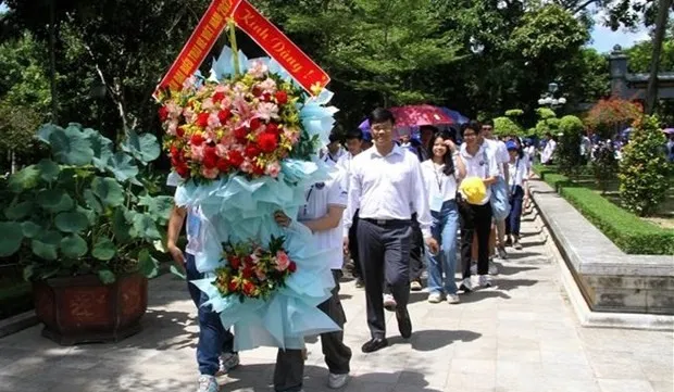 Overseas Vietnamese youth pay respect to President Ho Chi Minh